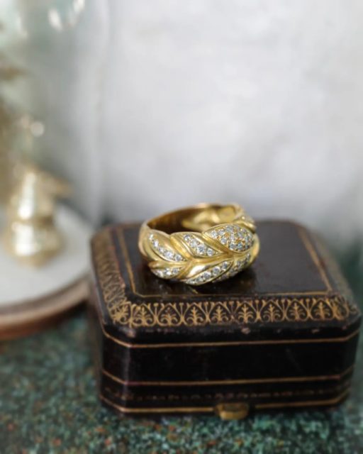 Découvrez en boutique notre bague jonc originale avec son motif feuille en pavage de diamants 

#bijouxanciens #bijouxvintage #bagueancienne #or18k #chambery