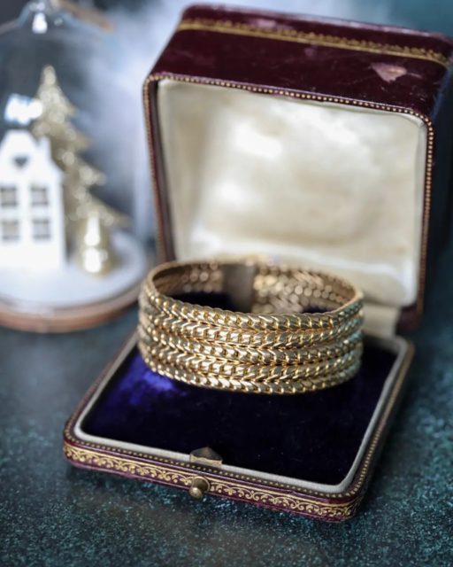 Besoin d'une idée cadeau de dernière minute? Découvrez ce bracelet manchette quadruple rangs en or 18 carats

#bijouxanciens #bijouxvintage #braceletancien #braceletvintage #or18k #bijouterie #chambery