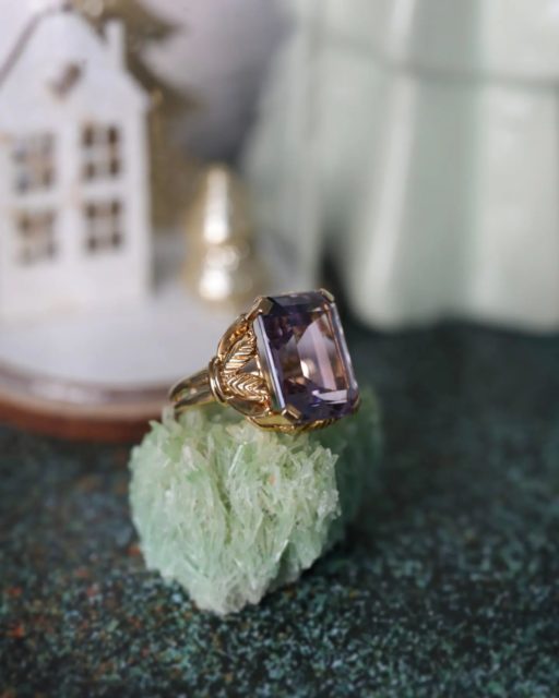 Dernière ligne droite pour les cadeaux, découvrez aujourd'hui notre bague ancienne cocktail améthyste avec un panier en feuillage

#bijouxanciens #bijouxvintage #or18k #baguecocktail #baguevintage #chambery