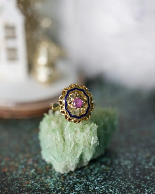 Découvrez cette bague ancienne ciselée avec un contour en émail et un saphir rose en son centre. 
A retrouver dans notre boutique située au 16 place du 8 mai 1945 à Chambéry 

#bijouxanciens #bijouxvintage #Bague #bagueancienne #bagueor  #chambery
