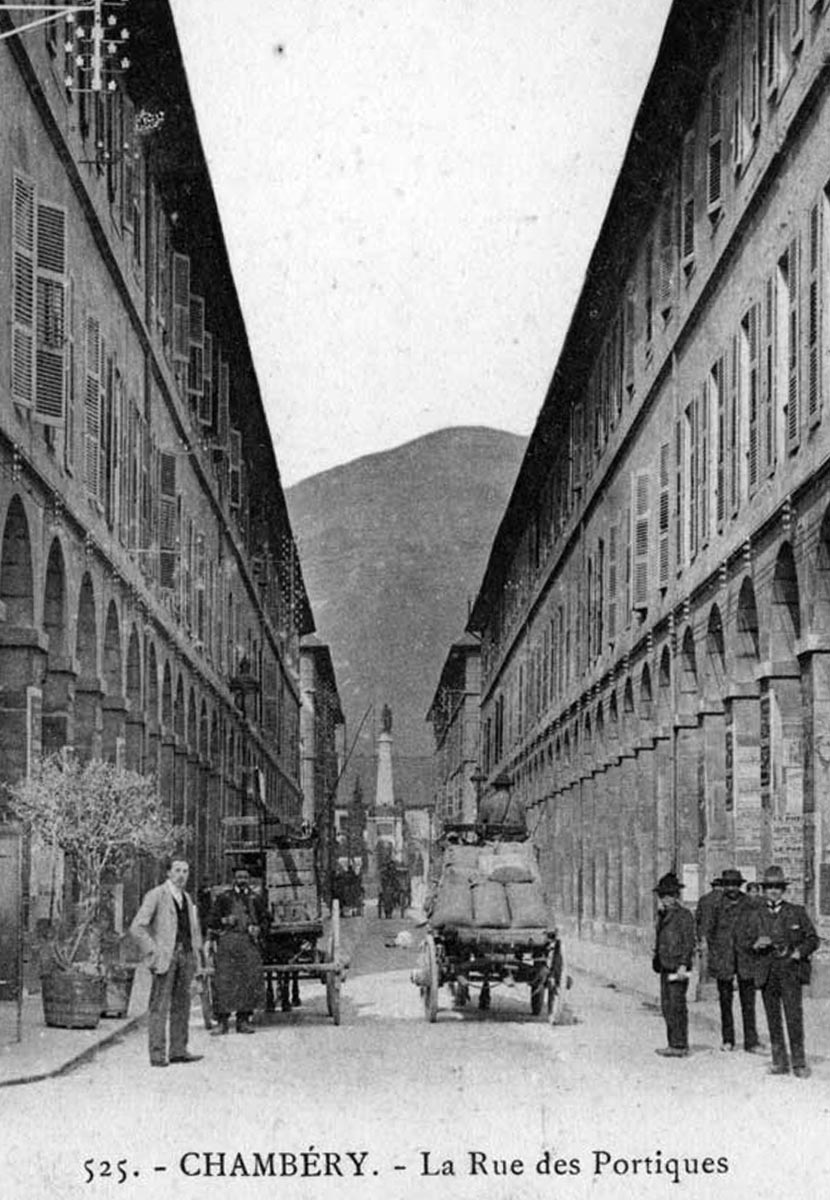 Chambéry la rue des portiques